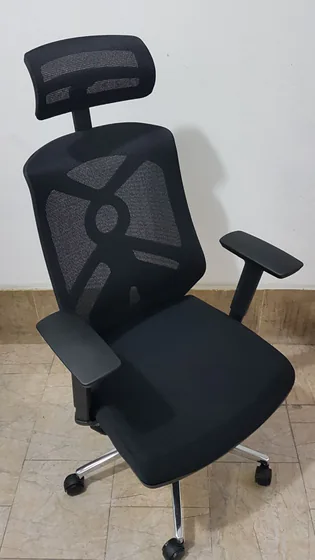 Компьютерный стул-кресло с высокой спинкой