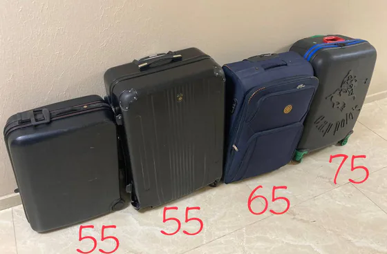 Комплект чемоданов разных брендов