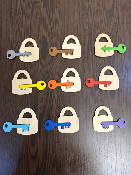 Набор игрушек: ключики-замочки, лото, кукольная игрушка