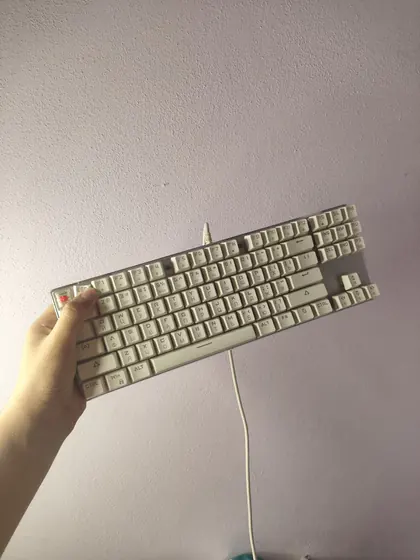 Механическая клавиатура на красных свичах и игровой коврик R
