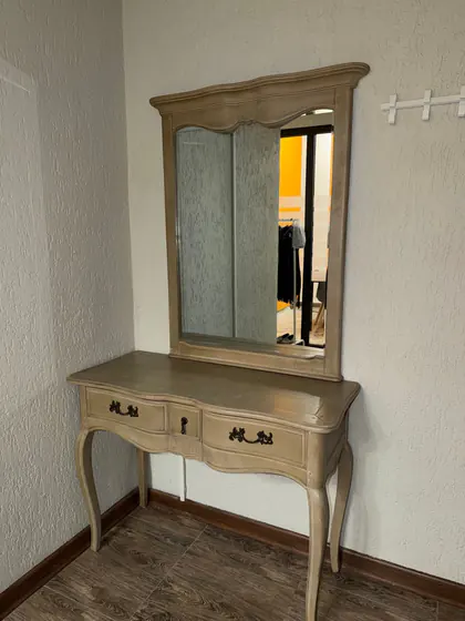 Туалетный столик с зеркалом и 2 тумбы из массива дерева