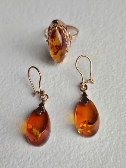 Золотой комплект и серебряные кольца с натуральными камнями