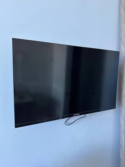 Телевизор Skytech 32 дюйма и тумба со встроенным мини-холоди