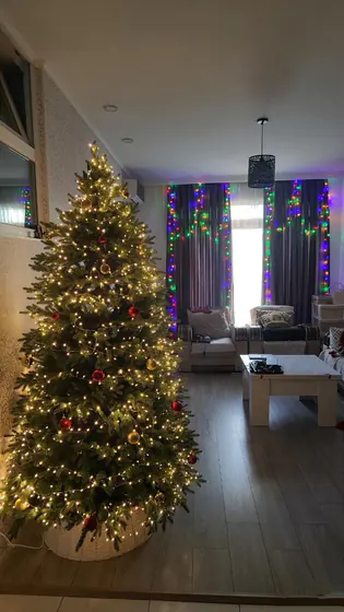 Новогодняя елка с гирляндами и украшениями