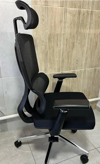 Фирменное эргономичное офисное кресло