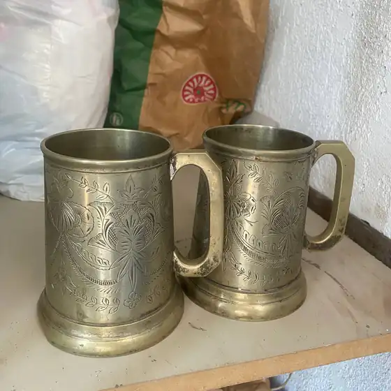 Пара старинных металлических кружек с гравировкой